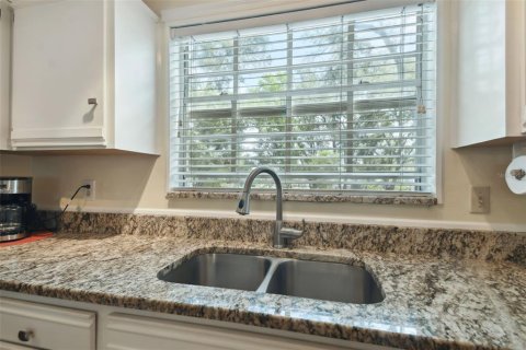 Townhouse in Tampa, Florida 2 bedrooms, 172.61 sq.m. № 2419803 - photo 11
