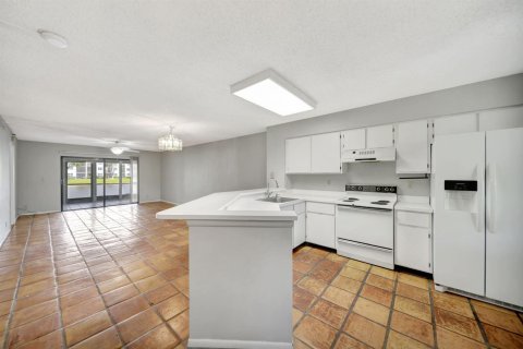 Condo in Pompano Beach, Florida, 2 bedrooms № 2186505 - photo 14