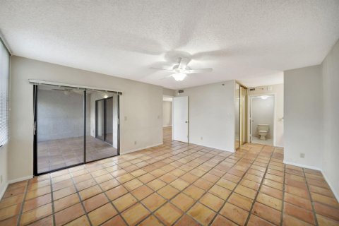 Condo in Pompano Beach, Florida, 2 bedrooms № 2186505 - photo 18