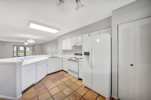 Condo in Pompano Beach, Florida, 2 bedrooms № 2186505 - photo 16
