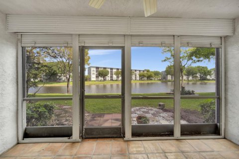 Condo in Pompano Beach, Florida, 2 bedrooms № 2186505 - photo 30