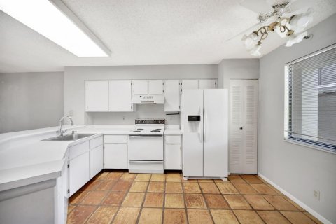 Condo in Pompano Beach, Florida, 2 bedrooms № 2186505 - photo 15