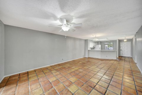 Condo in Pompano Beach, Florida, 2 bedrooms № 2186505 - photo 3