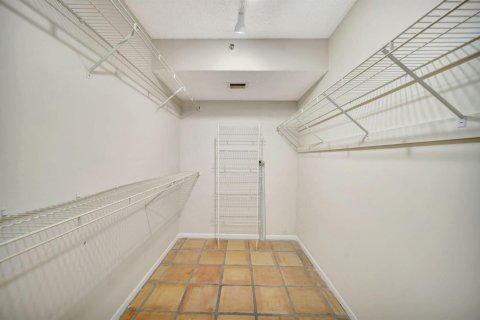Condo in Pompano Beach, Florida, 2 bedrooms № 2186505 - photo 23