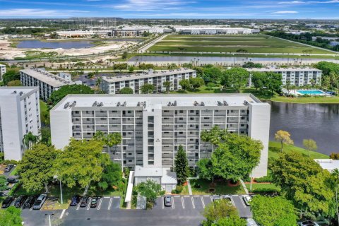 Condo in Pompano Beach, Florida, 2 bedrooms № 2186505 - photo 8