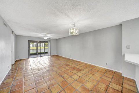 Condo in Pompano Beach, Florida, 2 bedrooms № 2186505 - photo 9