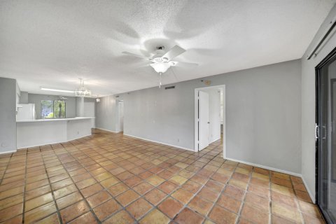 Condo in Pompano Beach, Florida, 2 bedrooms № 2186505 - photo 11