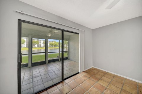 Condo in Pompano Beach, Florida, 2 bedrooms № 2186505 - photo 12