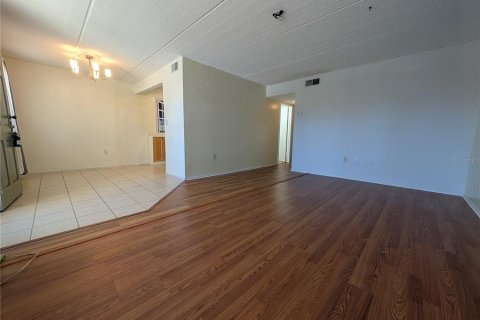 Condo in Seminole, Florida, 2 bedrooms № 2148114 - photo 10