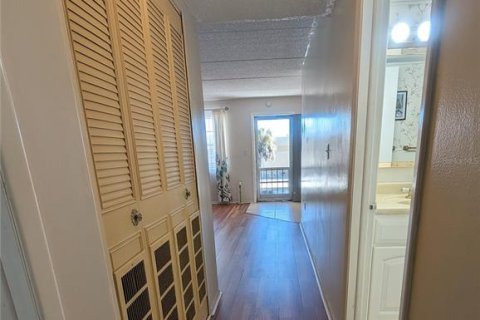 Condo in Seminole, Florida, 2 bedrooms № 2148114 - photo 12