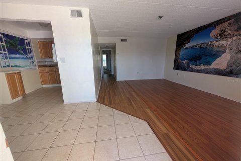Condo in Seminole, Florida, 2 bedrooms № 2148114 - photo 7