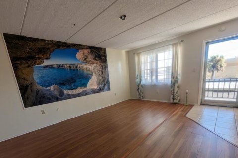 Condo in Seminole, Florida, 2 bedrooms № 2148114 - photo 11