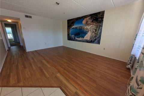 Condo in Seminole, Florida, 2 bedrooms № 2148114 - photo 4
