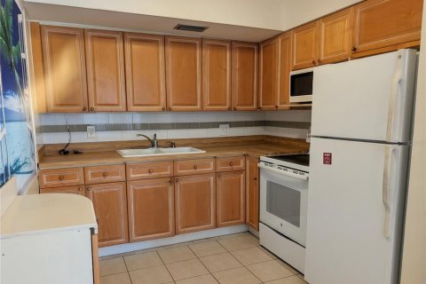 Condo in Seminole, Florida, 2 bedrooms № 2148114 - photo 5