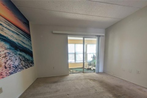 Condo in Seminole, Florida, 2 bedrooms № 2148114 - photo 17
