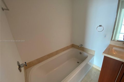 Condo in Miami, Florida, 2 bedrooms  № 1868217 - photo 4
