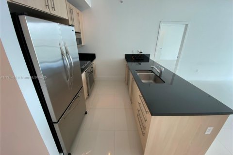 Condo in Miami, Florida, 2 bedrooms  № 1868217 - photo 2