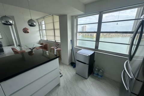 Condo in Aventura, Florida, 2 bedrooms  № 2017072 - photo 12