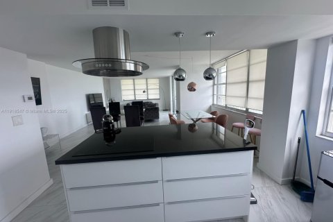 Condo in Aventura, Florida, 2 bedrooms  № 2017072 - photo 14