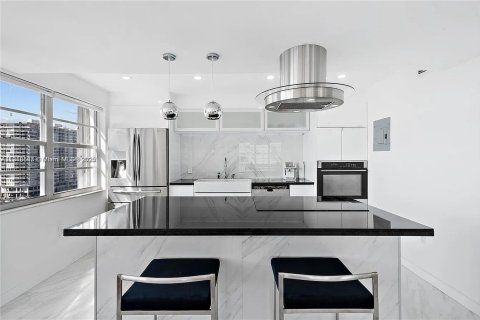 Condo in Aventura, Florida, 2 bedrooms  № 2017072 - photo 9