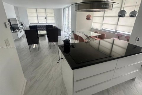 Condo in Aventura, Florida, 2 bedrooms  № 2017072 - photo 13