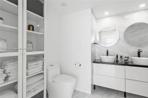 Condo in Aventura, Florida, 2 bedrooms  № 2017072 - photo 11