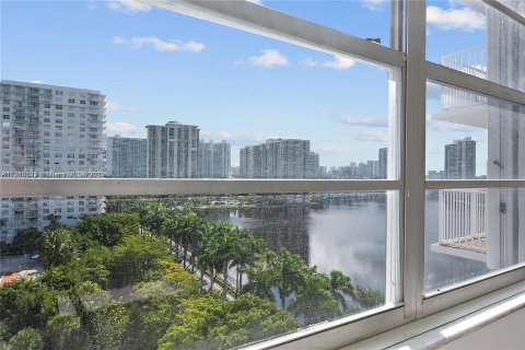 Condo in Aventura, Florida, 2 bedrooms  № 2017072 - photo 3