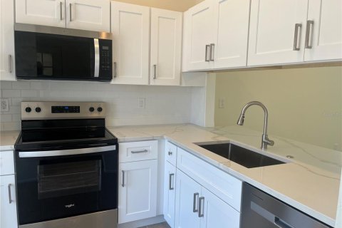 Touwnhouse à vendre à Treasure Island, Floride: 2 chambres, 91.97 m2 № 2333938 - photo 4
