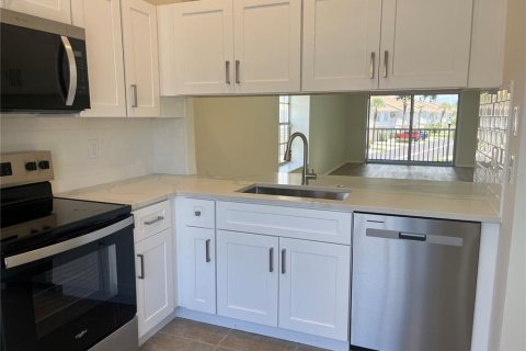 Touwnhouse à vendre à Treasure Island, Floride: 2 chambres, 91.97 m2 № 2333938 - photo 5