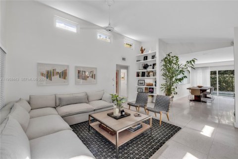 House in El Portal, Florida 2 bedrooms, 126.81 sq.m. № 2017492 - photo 4