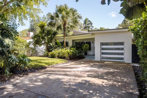 House in El Portal, Florida 2 bedrooms, 126.81 sq.m. № 2017492 - photo 28