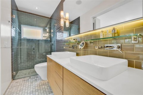 House in El Portal, Florida 2 bedrooms, 126.81 sq.m. № 2017492 - photo 11