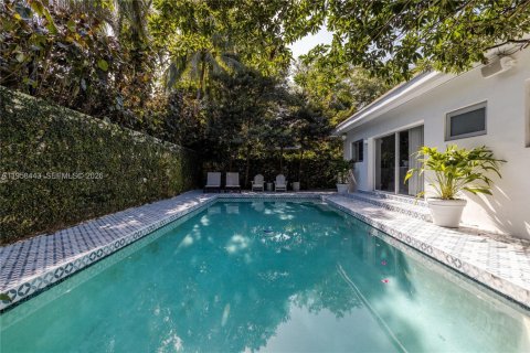 House in El Portal, Florida 2 bedrooms, 126.81 sq.m. № 2017492 - photo 3