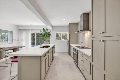 House in El Portal, Florida 2 bedrooms, 126.81 sq.m. № 2017492 - photo 5