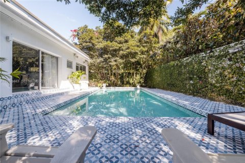 House in El Portal, Florida 2 bedrooms, 126.81 sq.m. № 2017492 - photo 16