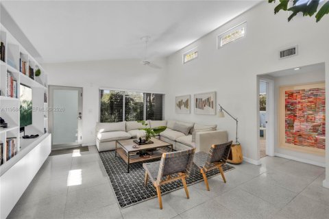 House in El Portal, Florida 2 bedrooms, 126.81 sq.m. № 2017492 - photo 21