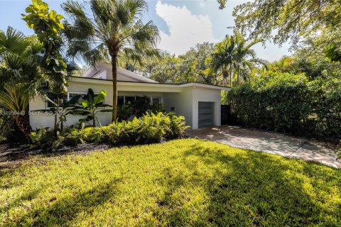 House in El Portal, Florida 2 bedrooms, 126.81 sq.m. № 2017492 - photo 24