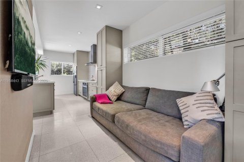 House in El Portal, Florida 2 bedrooms, 126.81 sq.m. № 2017492 - photo 22