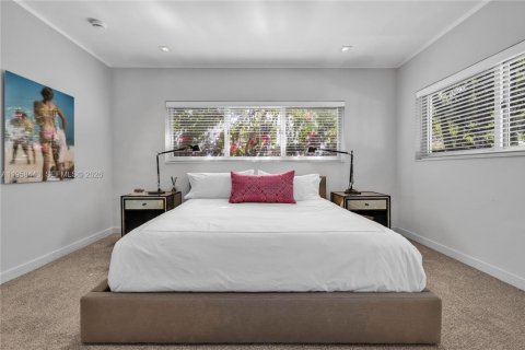 House in El Portal, Florida 2 bedrooms, 126.81 sq.m. № 2017492 - photo 8