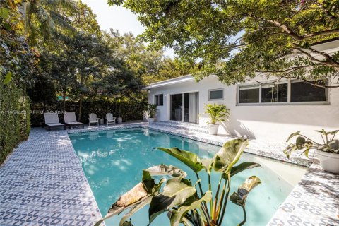 House in El Portal, Florida 2 bedrooms, 126.81 sq.m. № 2017492 - photo 26