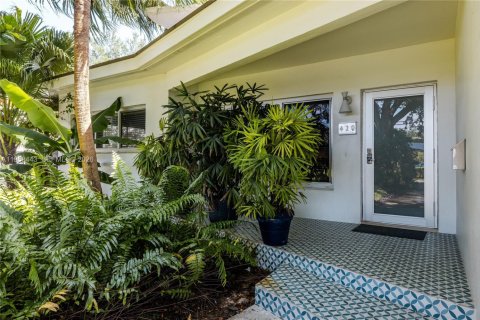 House in El Portal, Florida 2 bedrooms, 126.81 sq.m. № 2017492 - photo 27