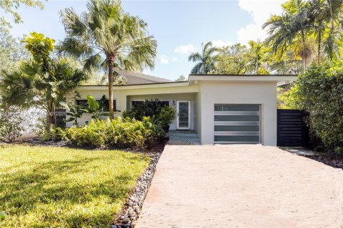 House in El Portal, Florida 2 bedrooms, 126.81 sq.m. № 2017492 - photo 2