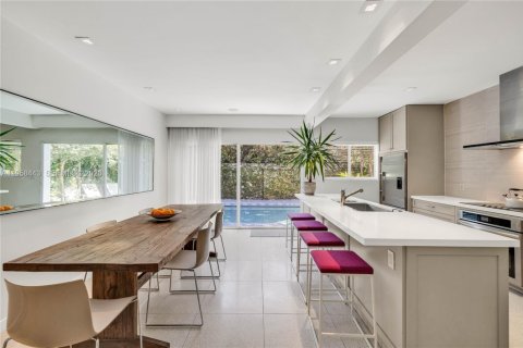 House in El Portal, Florida 2 bedrooms, 126.81 sq.m. № 2017492