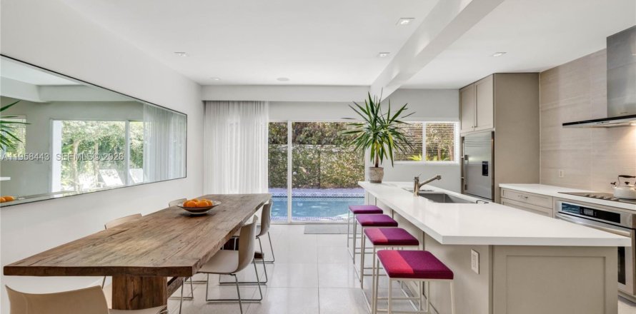 House in El Portal, Florida 2 bedrooms, 126.81 sq.m. № 2017492