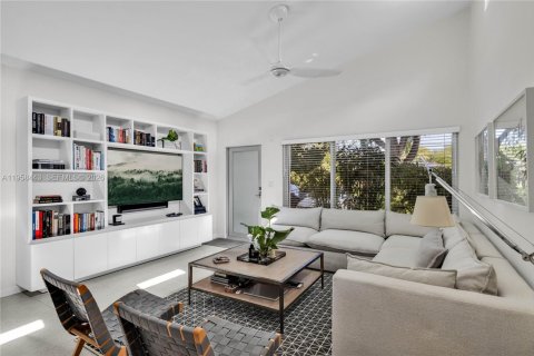 House in El Portal, Florida 2 bedrooms, 126.81 sq.m. № 2017492 - photo 7