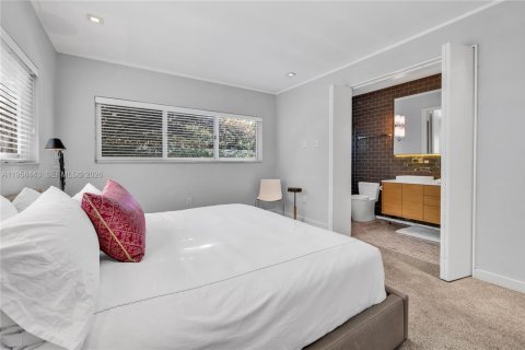 House in El Portal, Florida 2 bedrooms, 126.81 sq.m. № 2017492 - photo 10