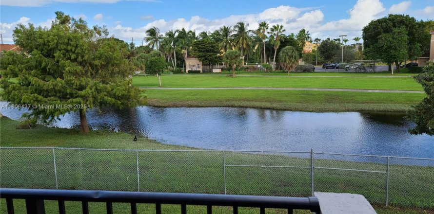 Кондоминиум с 2 спальнями в Майами, Флорида № 1957071