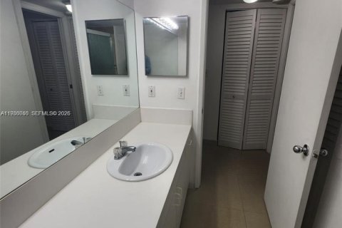 Купить кондоминиум в Дорал, Флорида 1 спальня, 69.03м2, № 2050793 - фото 10