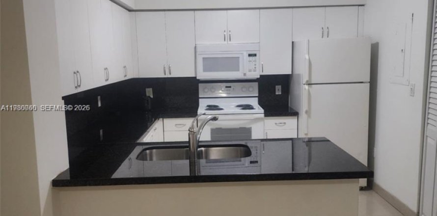 Кондоминиум с 1 спальней в Дорал, Флорида № 2050793