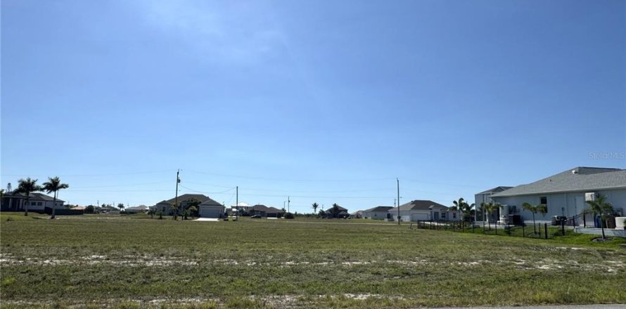 Land in Cape Coral, Florida № 2161559